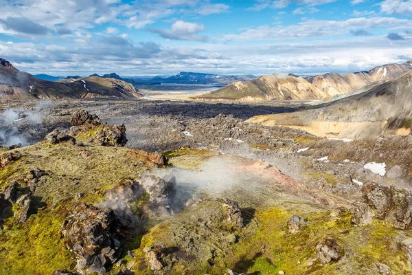 Thermalquellen und Lavafelder im Landmannalaugar-Tal im Eis — Stockfoto