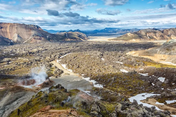 Thermalquellen und Lavafelder im Landmannalaugar-Tal im Eis — Stockfoto