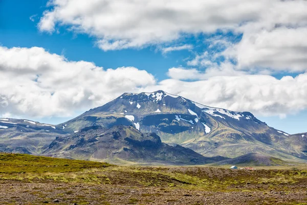 Montagne islandesi sotto il cielo nuvoloso — Foto Stock