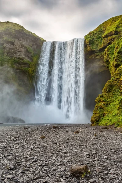 Skogafoss Wasserfall von Island. vertikale Ansicht. — Stockfoto
