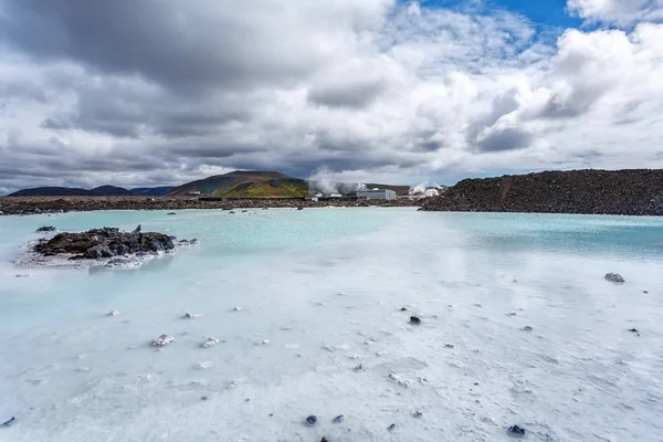 Mineralischer weißer See neben Geothermalstation in Island — Stockfoto