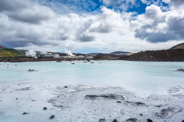 Mineralne Jezioro Białe obok stacji geotermalnej w Islandii — Zdjęcie stockowe