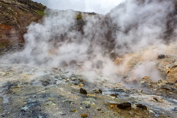 Dampfende heiße Quellen in Island vor dem Hintergrund farbenfroher — Stockfoto