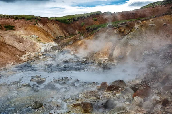Dampfende heiße Quellen in Island vor dem Hintergrund farbenfroher — Stockfoto