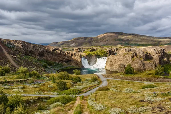 Veduta della cascata di Hjalparfoss dell'Islanda . — Foto Stock