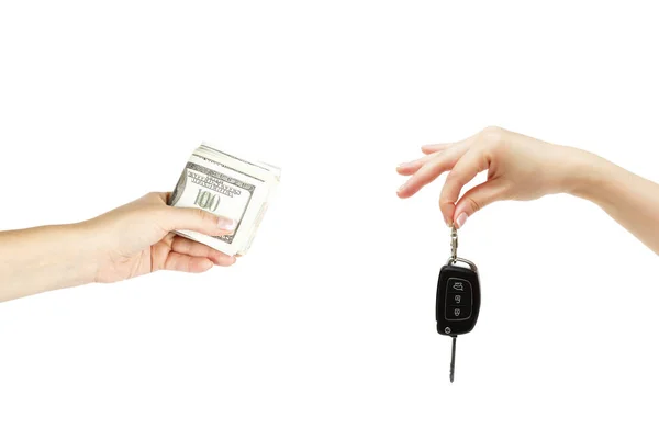 Händchen halten mit Autoschlüsseln und einem Stapel Dollars auf weißem Backgr — Stockfoto