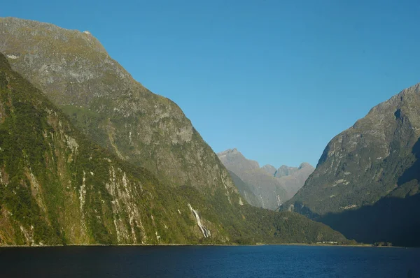 Eine Landschaft majestätischer Berge, die sich aus einem blauen See erheben. — Stockfoto