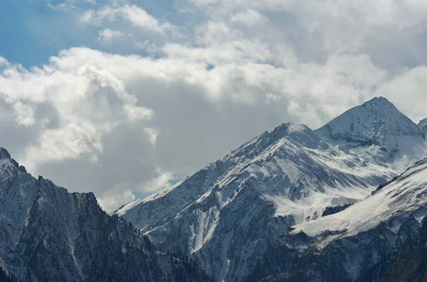 Picos Montaña Empinadas Están Cubiertas Nieve Algunos Árboles Están Las —  Fotos de Stock