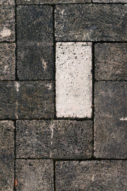 Beyaz düz tuğla diğerleri dışarı koyu tuğla standı