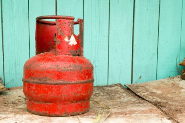 Kırmızı eski gaz silindir