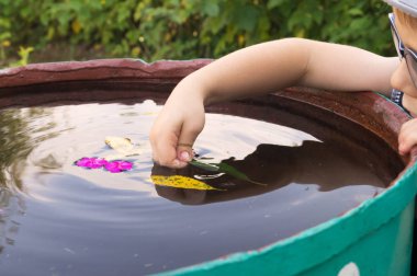 Çocuk yaprakları ile çalış