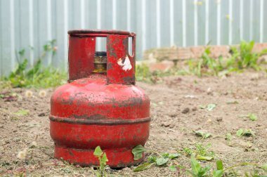 Kırmızı eski gaz silindir