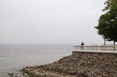 Bir adam sonbahar manzara var