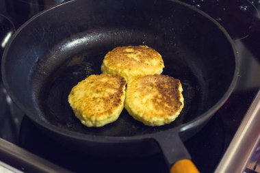 Süzme peynir pişmiş krep