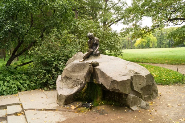 Bronze sculpture of the sad gir — Stock Photo, Image