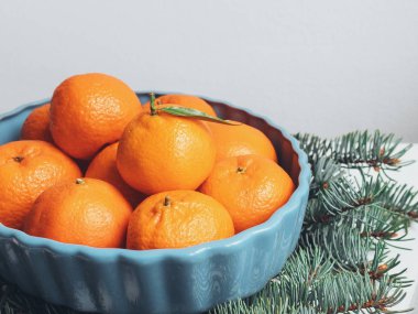 Masanın üzerinde yatan kokulu mandalina Noel ağacı yakınındaki