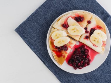 Bir muz, akçaağaç şurubu ve cranberries ile lezzetli gözleme