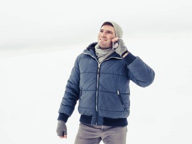 Mutlu ve yakışıklı adam cep telefonu ile