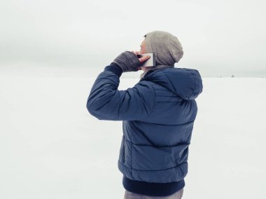 Mutlu ve yakışıklı adam cep telefonu ile