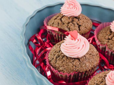 Taze kek krem ve kurdele ile süslenmiş