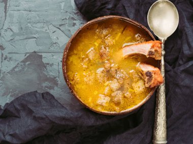 Plaka vintage bir kaşık ve kruton ile yararlı ve diyet sebze çorbası