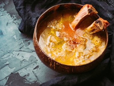 Güzel kokulu, sebze çorbası, vintage bir kaşık ve kruton füme kaburga ve baharat ile tabak