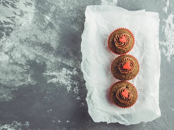 Taze kek krem ve kalpleri ile dekore edilmiş