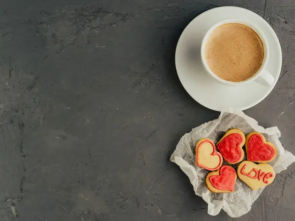 Strong and fragrant coffee with fresh biscuits in the glaze for those who love.