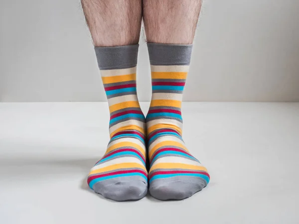 Αντρικά πόδια στο αστείο και πολύχρωμο κάλτσες — Φωτογραφία Αρχείου
