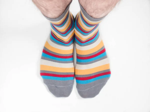 Piedi da uomo in divertenti calzini colorati — Foto Stock