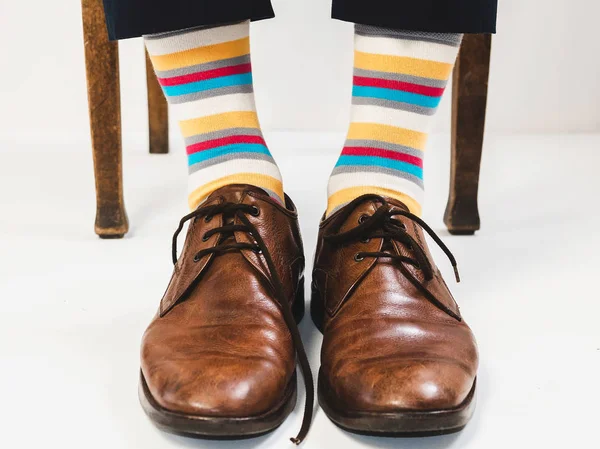 Ανδρικά πόδια σε κομψά παπούτσια και φωτεινές κάλτσες — Φωτογραφία Αρχείου
