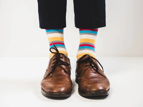 Pés masculinos em sapatos elegantes e meias brilhantes — Fotografia de Stock