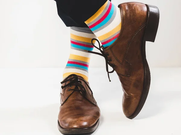 Ανδρικά πόδια σε κομψά παπούτσια και φωτεινές κάλτσες — Φωτογραφία Αρχείου