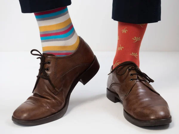 Αντρικά πόδια σε κομψά παπούτσια και τις κάλτσες αστεία — Φωτογραφία Αρχείου