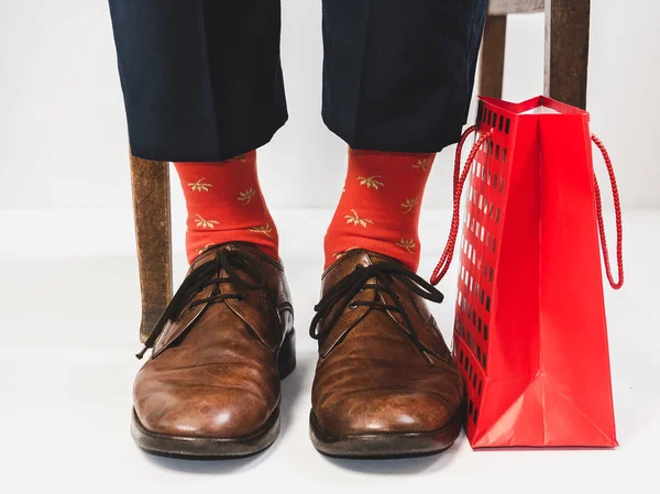 Pés masculinos em sapatos elegantes e meias brilhantes — Fotografia de Stock