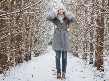 Bir ormandaki sevimli kız