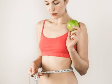 Eğitimden sonra genç kadın. Spor, fitness, sağlık