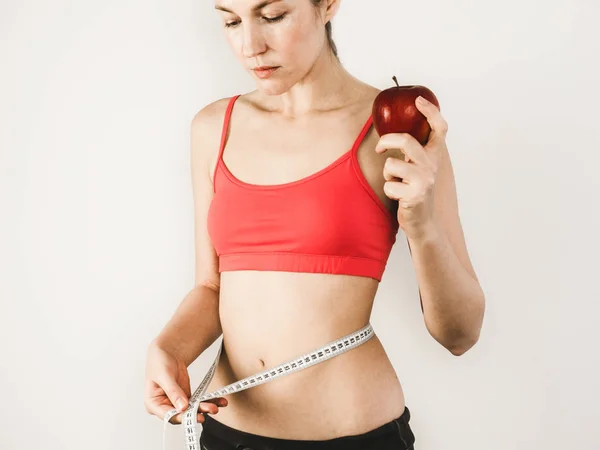 Mujer joven después de entrenar. Deporte, fitness, salud — Foto de Stock