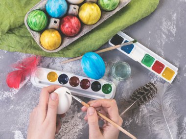 Genç anne Paskalya yumurta boyama