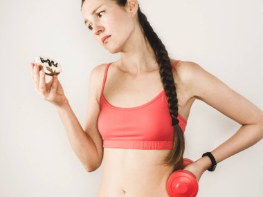 Lezzetli kek veya egzersiz dumbbells ile