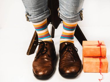 Adam komik çorap ve şık Ayakkabı