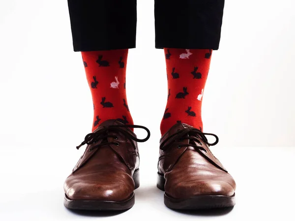 Αντρικά πόδια σε κάλτσες φωτεινά, αστείο — Φωτογραφία Αρχείου