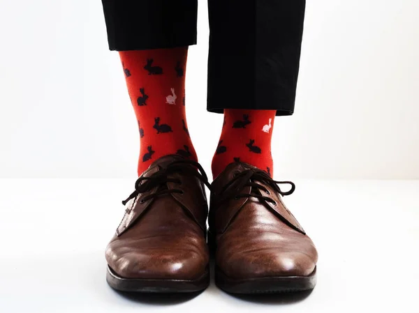 Αντρικά πόδια σε κάλτσες φωτεινά, αστείο — Φωτογραφία Αρχείου