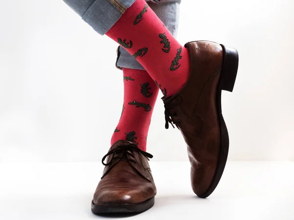 Чоловічі ноги в яскравих, смішних шкарпетках — стокове фото