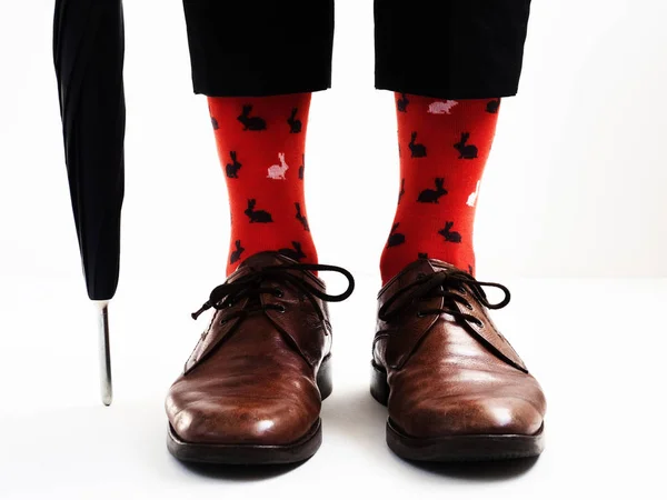 Pernas masculinas em meias brilhantes e sapatos elegantes — Fotografia de Stock