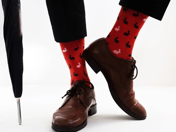 Patas de hombre en calcetines brillantes y zapatos elegantes — Foto de Stock