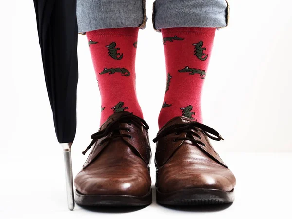 Pernas masculinas em meias brilhantes e sapatos elegantes — Fotografia de Stock