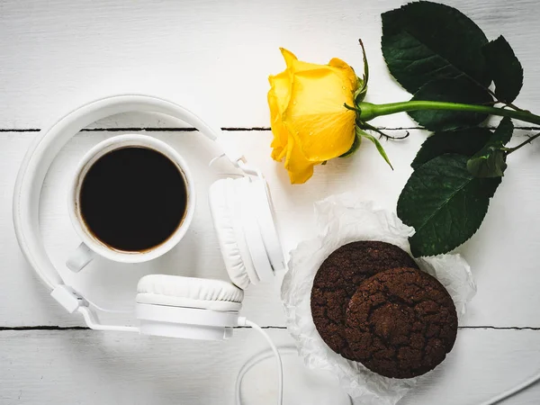 Illatos kávé, friss süteményeket, rose, fejhallgató — Stock Fotó