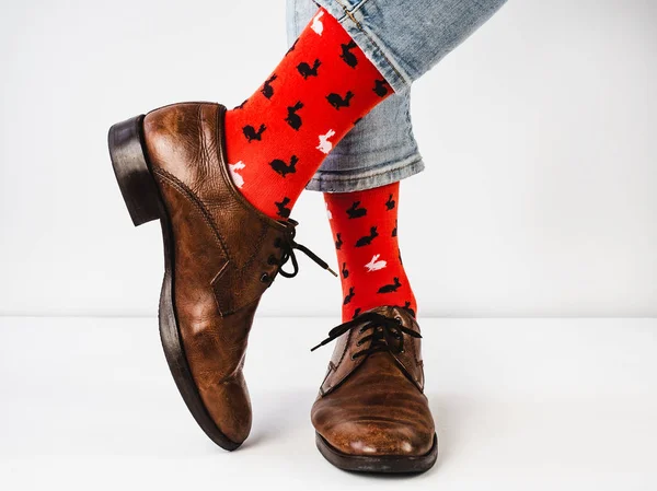 Яскраві, смішні шкарпетки, вінтажне та коричневе взуття — стокове фото