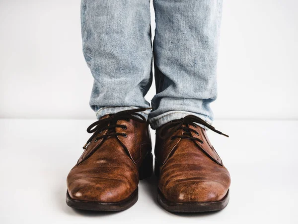 Винтажные, коричневые туфли, джинсы и человеческие ноги — стоковое фото